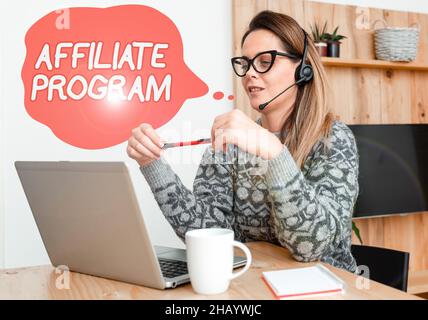 Schreiben mit Text Affiliate Program. Business-Schaufenster automatisierte Plattform von zwei oder mehr beteiligten Parteien an Online-Meeting, Erstellen Stockfoto