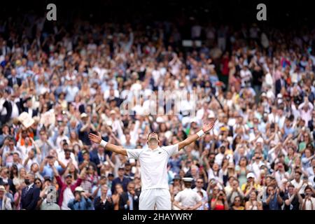 Es war ein weiteres ereignisreiches Jahr des sportlichen Handelns im Jahr 2021. Hier wirft die PA Nachrichtenagentur einen Blick auf das Sportjahr durch die besten Bilder. Datei-Foto vom 11-07-2021 von Novak Djokovic feiert den Sieg in Wimbledon nach einem vierfachen Triumph über den Italiener Matteo Berrettini. Es war sein sechster Titel von SW19. Ausgabedatum: Donnerstag, 16. Dezember 2021. Stockfoto