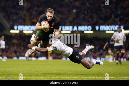 Es war ein weiteres ereignisreiches Jahr des sportlichen Handelns im Jahr 2021. Hier wirft die PA Nachrichtenagentur einen Blick auf das Sportjahr durch die besten Bilder. Datei-Foto vom 14-11-2021 von Liam Williams überquert die Grenze nach Wales gegen Fidschi während der Herbstnationen-Serie in Cardiff. Die Gastgeber gewannen das Spiel 38:23. Ausgabedatum: Donnerstag, 16. Dezember 2021. Stockfoto