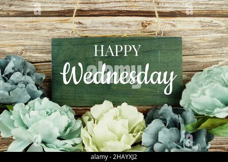 Happy Wednesday Typografie Text mit blauem Blumenstrauß auf Holzhintergrund Stockfoto