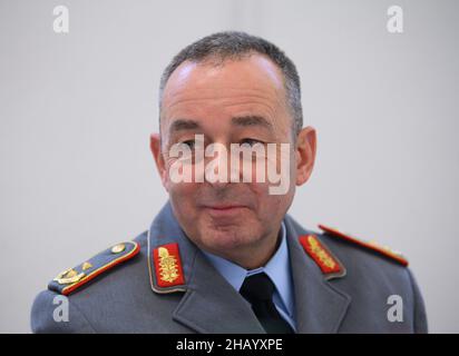 Dresden, Deutschland. 13th Dez 2021. Carsten Breuer, Generalmajor der Bundeswehr und sogenannter Corona General, besucht das Impfzentrum auf dem Dresdner Messegelände. Kredit: Robert Michael/dpa/Alamy Live Nachrichten Stockfoto