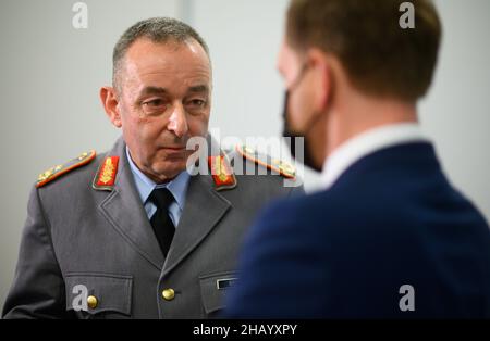 Dresden, Deutschland. 13th Dez 2021. Carsten Breuer (l.), Generalmajor der Bundeswehr und sogenannter Corona General, besucht das Impfzentrum der Messe Dresden und spricht. Dort mit Michael Kretschmer (CDU), Ministerpräsident von Sachsen. Kredit: Robert Michael/dpa/Alamy Live Nachrichten Stockfoto