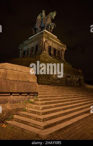 Koblenz, Deutschland. 16th Dez 2021. Am frühen Morgen gibt es noch keine Touristen im Deutschen Eck mit der Reiterstatue von Kaiser Wilhelm.Quelle: Thomas Frey/dpa/Alamy Live News Stockfoto