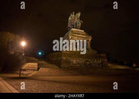 Koblenz, Deutschland. 16th Dez 2021. Am frühen Morgen gibt es noch keine Touristen im Deutschen Eck mit der Reiterstatue von Kaiser Wilhelm.Quelle: Thomas Frey/dpa/Alamy Live News Stockfoto