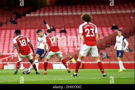 Aktenfoto vom 14-03-2021 von Tottenham Hotspur's Erik Lamela beim Treffer gegen Arsenal. Arsenal, mit Kapitän Pierre-Emerick Aubameyang aus disziplinären Gründen auf der Bank, kam von hinten, um Tottenham 2-1 in der Premier League zu schlagen. Erik Lamela, der Ersatz von Spurs, erzielte ein atemberaubendes Tor in rabona, wurde aber später abgeschickt. Manchester United schlug später West Ham 1:0. Ausgabedatum: Donnerstag, 16. Dezember 2021. Stockfoto