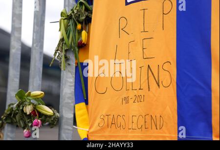 Aktenfoto vom 09-04-2021 von Ehrungen an den ehemaligen Spieler Lee Collins. Am 1st. April gab Yeovil den Tod von Kapitän Lee Collins bekannt, der am Vortag plötzlich im Alter von 32 Jahren starb. Bilddatum: Freitag, 9. April 2021. Ausgabedatum: Donnerstag, 16. Dezember 2021. Stockfoto