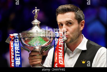 Datei-Foto vom 03-05-2021 von Mark Selby aus England nach dem Gewinn der Betfred Snookerweltmeisterschaft 2021. Mark Selby gewann seinen vierten Snookerweltmeister-Titel mit einem 18-15-Sieg über Shaun Murphy im Crucible. Ausgabedatum: Donnerstag, 16. Dezember 2021. Stockfoto