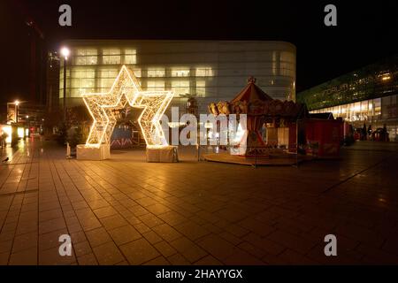 Koblenz, Deutschland. 16th Dez 2021. Der Weihnachtsmarkt am zentralen Platz von Koblenz wartet noch am frühen Morgen auf Besucher. Quelle: Thomas Frey/dpa/Alamy Live News Stockfoto