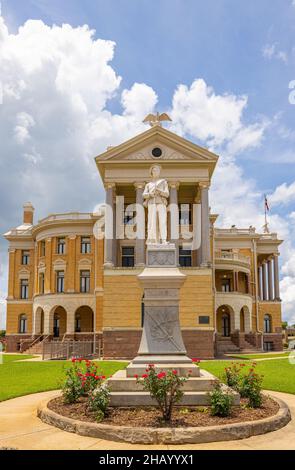 Marshall, Texas, USA - 28. Juni 2021: Das Harrison County Courthouse und seine Gedenkstätte der Konföderierten Stockfoto