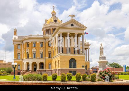 Marshall, Texas, USA - 28. Juni 2021: Das Harrison County Courthouse und seine Gedenkstätte der Konföderierten Stockfoto