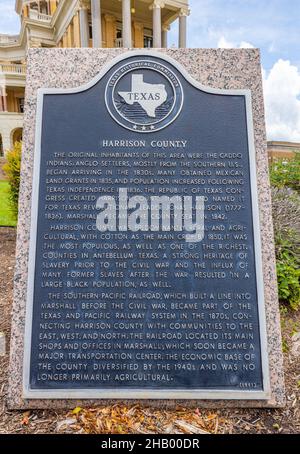 Marshall, Texas, USA - 28. Juni 2021: Plaque erzählt die Geschichte des Harrisons County Stockfoto