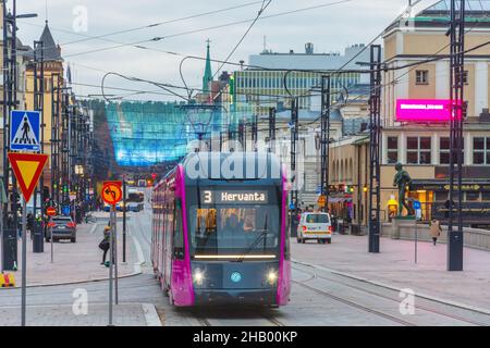 Temporäre Weihnachtsbeleuchtung über der Hämeenkatu-Straße in Tampere Finnland. Das Licht funktionierte nicht, also mussten sie abgestreift werden. Stockfoto