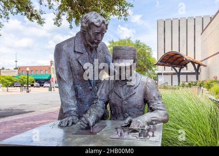 Marshall, Texas, USA - 28. Juni 2021: Tafeln und Skulpturen erinnern an Telegraph Park und Mildred Cornelius Carlile Stockfoto