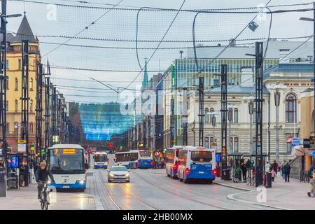 Temporäre Weihnachtsbeleuchtung über der Hämeenkatu-Straße in Tampere Finnland. Das Licht funktionierte nicht, also mussten sie abgestreift werden. Stockfoto