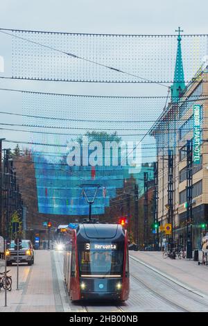 Temporäre Weihnachtsbeleuchtung über der Hämeenkatu-Straße in Tampere Finnland. Das Licht funktionierte nicht, also mussten sie abgestreift werden. Stockfoto