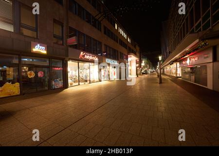 Koblenz, Deutschland. 16th Dez 2021. Am frühen Morgen ist die Fußgängerzone in der Löhrstraße in Koblenz noch menschenleer. Wenn die Geschäfte später öffnen, beginnt hier ein neuer Tag des Vorweihnachtsgeschäfts. Quelle: Thomas Frey/dpa/Alamy Live News Stockfoto