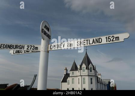 The Inn at John O’Groats (Reinkarnation des John O’Groats Hotel, 1875) und Distanzschild, John O’Groats, Caithness, Schottland, Großbritannien Stockfoto