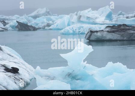 Schmelzende eisberge als Folge der globalen Erwärmung und des Klimawandels floating in Gletscherlagune Jokulsarlon. Vatnajökull National Park, Island Stockfoto