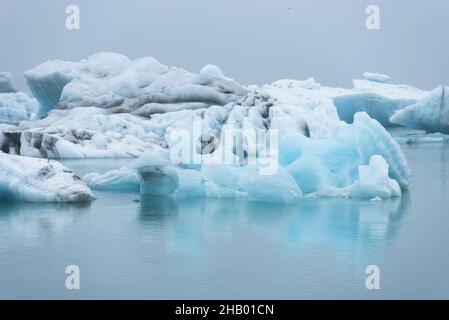 Schmelzende eisberge als Folge der globalen Erwärmung und des Klimawandels floating in Gletscherlagune Jokulsarlon. Vatnajökull National Park, Island Stockfoto