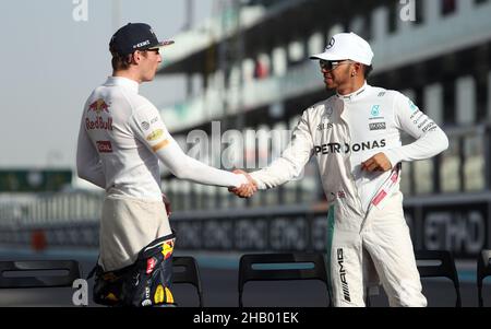 Aktenfoto vom 27-11-2016 von Lewis Hamilton und Max Verstappen. Der Grand Prix von Abu Dhabi am Sonntag, den 12. Dezember, war ein passender Abschluss einer Titelfehde zwischen den beiden. Ausgabedatum: Donnerstag, 16. Dezember 2021. Stockfoto