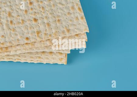 Religiöse Matza am jüdischen Passahfest, auf blauem Hintergrund Stockfoto