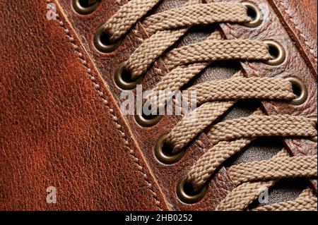 Schuhspitze auf braunem Leder Hintergrund Makro Nahaufnahme Stockfoto