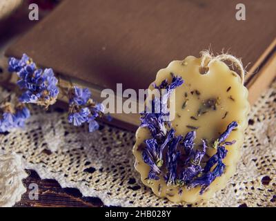 Aromabeutel. Heimdeko mit handgemachter Technik. Natürliche trendige Öko-Dekor aus Wachs. Blumendekor. Stockfoto