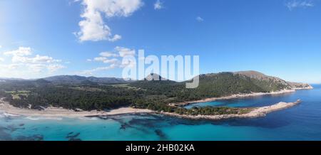 Cala Agulla Mallorca. Luftaufnahme der Küste des Strandes auf Mallorca mit türkisfarbenem Wasser. Tolles Foto vom Strand. Konzept des Sommers, Stockfoto