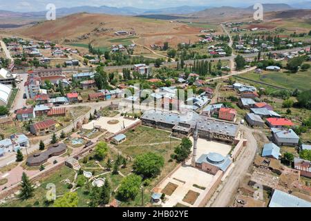 Alacahan Caravanserai wurde im 12th. Jahrhundert während der anatolischen Seldschuken-Zeit erbaut. Ein Blick von der Vorderseite der Karawanserei. Sivas, Türkei. Stockfoto