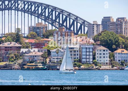 Segelyacht in Sydney Harbour vor Wasserhäusern in Kirribilli und der Sydney Harbour Bridge, sydney, Australien Stockfoto