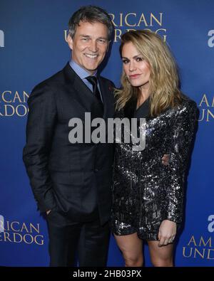 HOLLYWOOD, LOS ANGELES, KALIFORNIEN, USA - 15. DEZEMBER: Der englische Schauspieler Stephen Moyer und die neuseeländisch-kanadische Schauspielerin Anna Paquin im Zuhair Murad kommen zur Los Angeles Premiere von Lionsgates 'American Underdog', die am 15. Dezember 2021 im TCL Chinese Theatre IMAX in Hollywood, Los Angeles, Kalifornien, USA, stattfand. (Foto von Xavier Collin/Image Press Agency/Sipa USA) Stockfoto