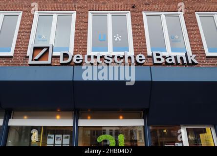 NEUMÜNSTER, DEUTSCHLAND - 12. Nov 2021: Der Eingangsbereich einer Filiale der Deutschen Bank mit großem Logo über der Tür Stockfoto