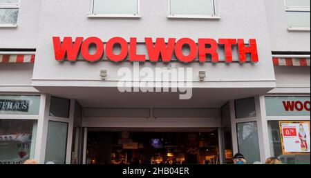 KIEL, DEUTSCHLAND - 12. Nov 2021: Der Eingangsbereich einer Filiale der Handelskette Woolworth mit großem Logo über der Tür Stockfoto