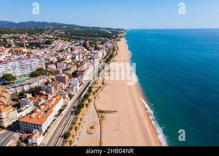 Blick von der Drohne auf Canet de Mar in Spanien Stockfoto
