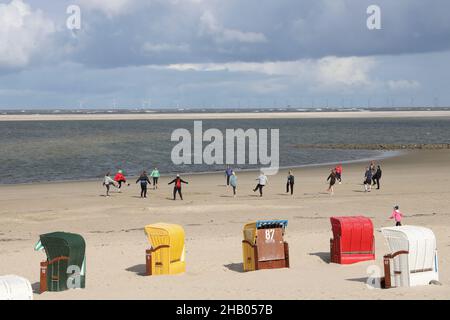 Aerobic am Strand, Nordseeinsel Borkum, Ostfriesland, Niedersachsen, Deutschland, Europa. Stockfoto