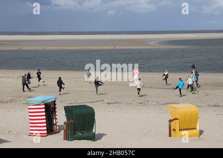 Aerobic am Strand, Nordseeinsel Borkum, Ostfriesland, Niedersachsen, Deutschland, Europa. Stockfoto