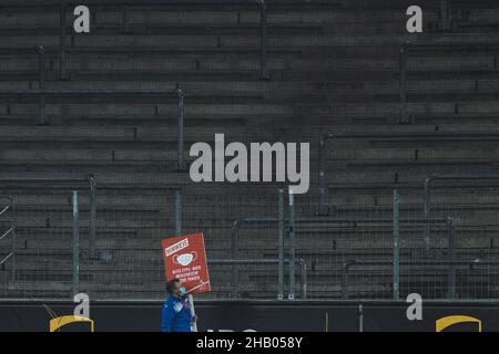 Kšln, RheinEnergieStadion, 10.12.21: Einige TribŸnen bleiben leer, Maskenpflicht, ein Mann mit einem Hinweisschild geht seine Runde, im Spiel der 1.BU Stockfoto