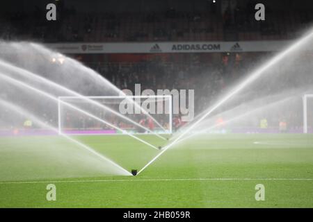 London, Großbritannien. 15th Dez 2021. Wassersprinkler beim Spiel Arsenal gegen West Ham United EPL am 11th. Dezember 2021 im Emirates Stadium, London, Großbritannien. Kredit: Paul Marriott/Alamy Live Nachrichten Stockfoto