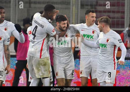 Kollektiver Torjubel um Daniel CALIGIURI (FC Augsburg) nach Tor zu 1-1 durch Elfmeter, Elfmeter, Jubel, Freude, Begeisterung, Aktion, von links: Rece OXFORD (FC Augsburg), Daniel CALIGIURI (FC Augsburg), Amaral Borduchi IAGO (FC Augsburg), Mads PEDERSEN (FC Augsburg). Fußball 1. Bundesliga-Saison 2021/2022, Spieltag 16th, matchday16, FC Augsburg - RB Leipzig 1-1 am 15. Dezember 2021 WWK ARENA in Augsburg, Stockfoto