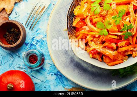 Herbstsalat mit Kürbis- und Schweineohren.Schweineohr würziger Salat Stockfoto