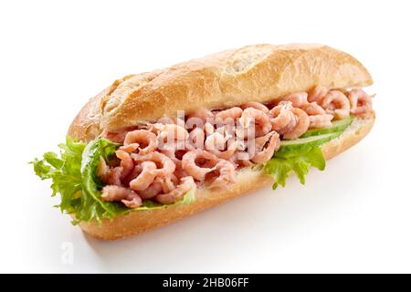 Köstliches U-Boot-Sandwich aus knackigem Baguette und gekochten Nordseekrabben mit Scheiben frischer Gurken und grünem Salat auf weißem Hintergrund Stockfoto