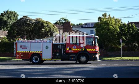Fire Rescue Victoria Feuerwehrauto fährt in westlicher Richtung entlang der North Rd, mit Sirenen, die brüllen, während sie mit Weihnachtsschmuck bedeckt sind Stockfoto