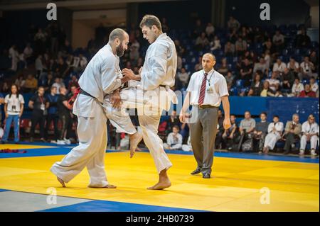 BELGRAD, SERBIEN - 30. SEPTEMBER 2017. Kyokushin Karate Turnier Kampf. Kyokushin Belgrade Trophy 2017 in Sumice Sport Center Arena in Organisation Stockfoto