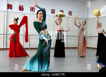 Handan, Handan, China. 16th Dez 2021. Am 16. Dezember übten Kunstbewerber im Übungsraum eines Tanztrainingszentrums in der Stadt Handan, Provinz Hebei, grundlegende Fähigkeiten aus.als sich die Kunstprüfung 2022 in einem Tanztrainingszentrum in der Stadt Handan, Provinz Hebei, näherte, Drei ältere Studenten, die sich für das Kunsttanz-Major bewerben, verstärken die intensive Ausbildung von professionellen Kursen, um für die bevorstehende Kunstprüfung zu schwitzen, um ihre Träume zu verwirklichen. (Bild: © SIPA Asia via ZUMA Press Wire) Stockfoto