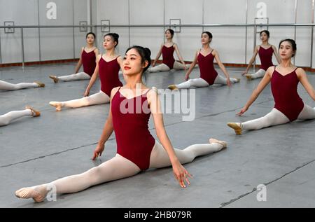 Handan, Handan, China. 16th Dez 2021. Am 16. Dezember übten Kunstbewerber im Übungsraum eines Tanztrainingszentrums in der Stadt Handan, Provinz Hebei, grundlegende Fähigkeiten aus.als sich die Kunstprüfung 2022 in einem Tanztrainingszentrum in der Stadt Handan, Provinz Hebei, näherte, Drei ältere Studenten, die sich für das Kunsttanz-Major bewerben, verstärken die intensive Ausbildung von professionellen Kursen, um für die bevorstehende Kunstprüfung zu schwitzen, um ihre Träume zu verwirklichen. (Bild: © SIPA Asia via ZUMA Press Wire) Stockfoto