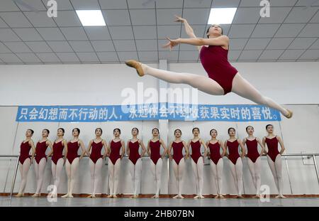 Handan, Handan, China. 16th Dez 2021. Am 16. Dezember übten Kunstbewerber im Übungsraum eines Tanztrainingszentrums in der Stadt Handan, Provinz Hebei, grundlegende Fähigkeiten aus.als sich die Kunstprüfung 2022 in einem Tanztrainingszentrum in der Stadt Handan, Provinz Hebei, näherte, Drei ältere Studenten, die sich für das Kunsttanz-Major bewerben, verstärken die intensive Ausbildung von professionellen Kursen, um für die bevorstehende Kunstprüfung zu schwitzen, um ihre Träume zu verwirklichen. (Bild: © SIPA Asia via ZUMA Press Wire) Stockfoto