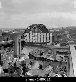 Datei-Foto vom 5/4/1962 der Tyne Bridge, fotografiert von der Newcastle-Seite des Flusses. Der Stadtrat von Newcastle sagte, dass die rostende Tyne-Brücke eine Metapher für die Schäden war, die durch die Sparpolitik der Tory seit 2010 verursacht wurden und repariert worden wäre, wenn sie im Südosten gewesen wäre. Das nationale Wahrzeichen, ein Symbol des Bürgerstolzes für den Nordosten Englands, wird seit Jahren gründlich renoviert. Ausgabedatum: Donnerstag, 16. Dezember 2021. Stockfoto