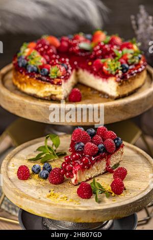 Sommer-Biskuitkuchen mit frischen Beeren auf der Oberseite Stockfoto