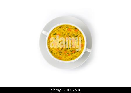 Hühnernudelsuppe in weißer Schüssel isoliert auf weißem Hintergrund Stockfoto