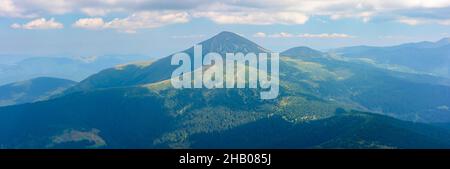 Hoverla der höchste Gipfel der ukraine. Panorama Natur Hintergrund. Blick in die ferne Bergrücken. Schöne Landschaft im Sommer. Beliebte Reisen Stockfoto